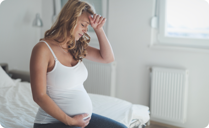 Photo d'une femme enceinte se tenant le ventre